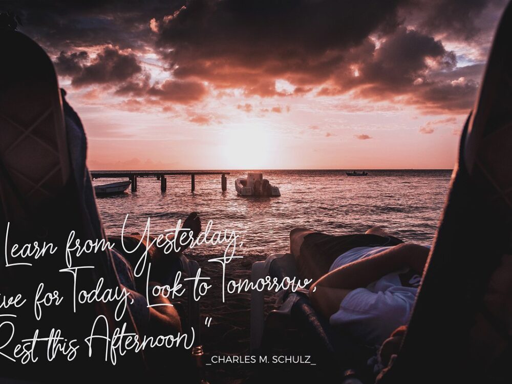 Sarantta-Handwritten-Script-Font