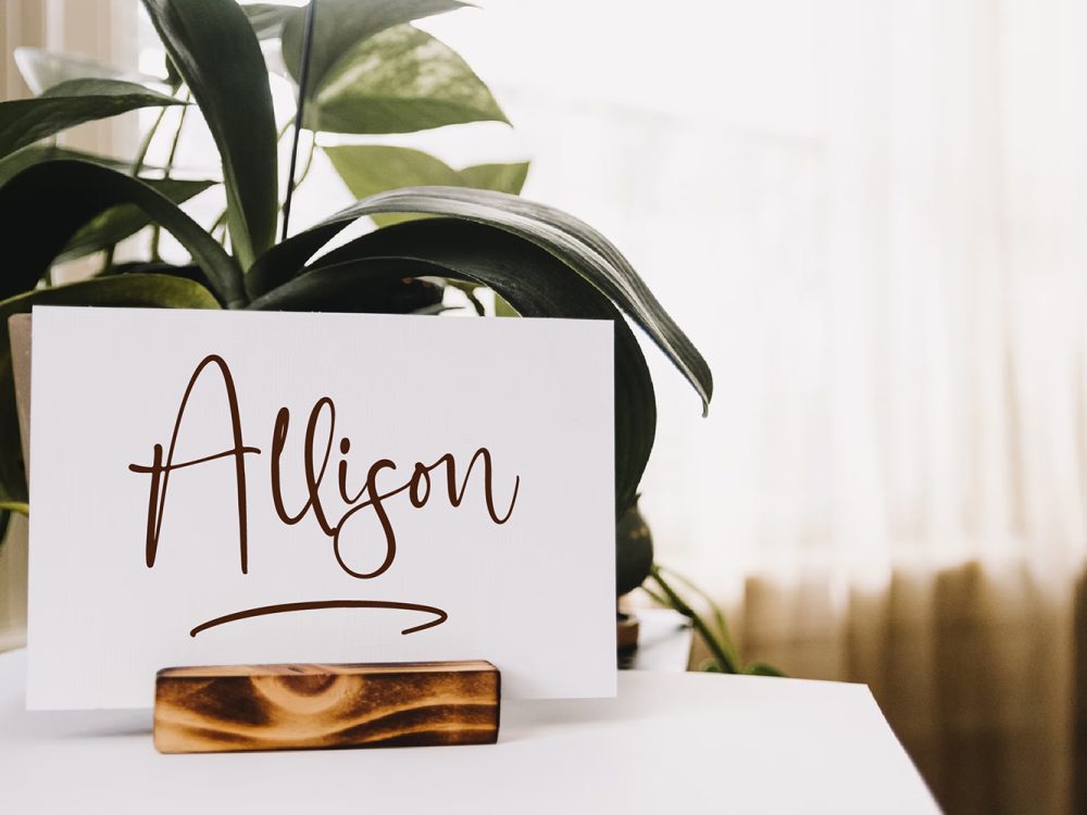 Santilaria Free Font